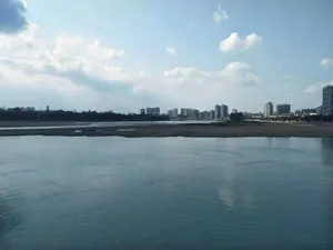 蓝色城市自然风光天空与湖面风景图