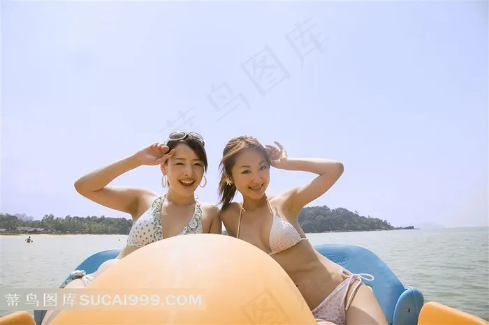 皮艇上的甜美泳装美女