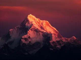 尼泊尔日落时的一座大山峰，日照金山摄影图壁纸