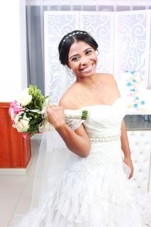 一字肩显瘦白色婚纱图片