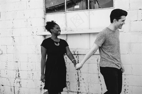 牵着手的情侣摄影素材图