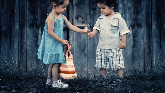 儿童兄妹亲情纯真无邪