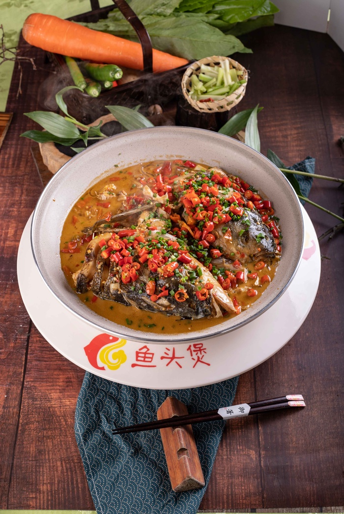 中式剁椒鱼头煲美食摄影