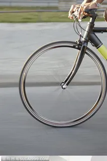 行驶在路上的自行车车轮特写