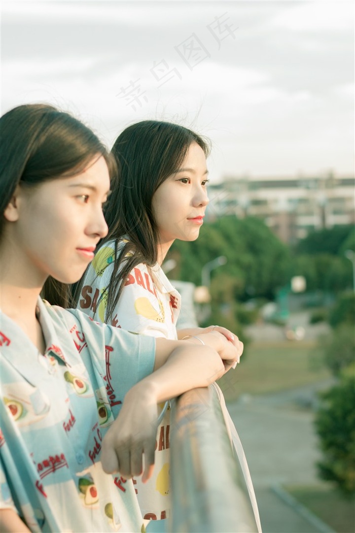 在看风景的两位美女