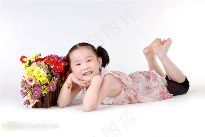 爬着的可爱小女孩鲜花图片