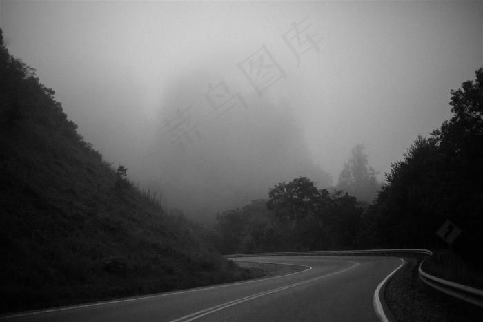晨雾中的高速公路高清图片