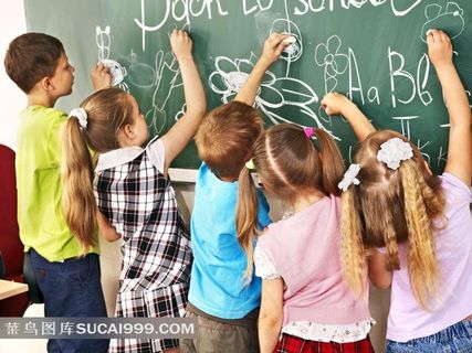 在黑板上画画的孩子