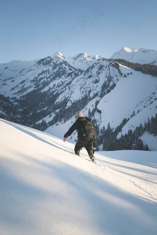 户外登雪山背影图片