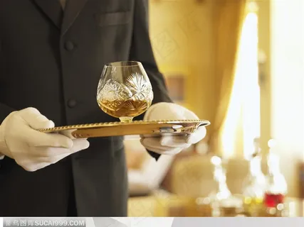 入住星级酒店-带白手套的服务员端着酒杯 入住星级酒店-带白手套的服务员端着酒杯