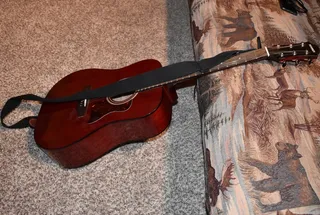 棕色木吉他图片