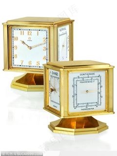 金色的镀金方形时钟