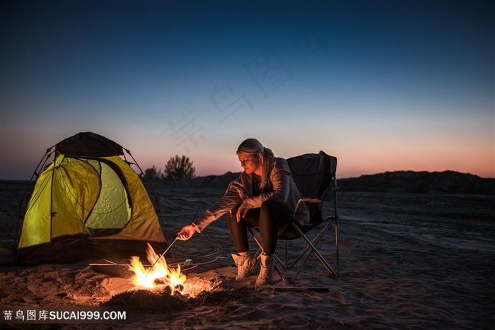 晚霞旅游女孩住帐篷高清图片