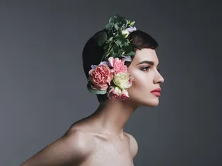 带鲜花耳机的美女