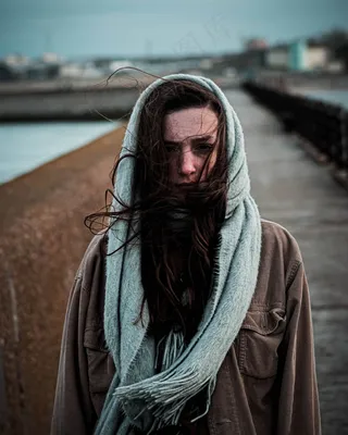 一个人孤单伤感美女图片