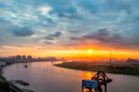 河水转弯处的朝阳天空风景图片 河水转弯处的朝阳天空风景图片