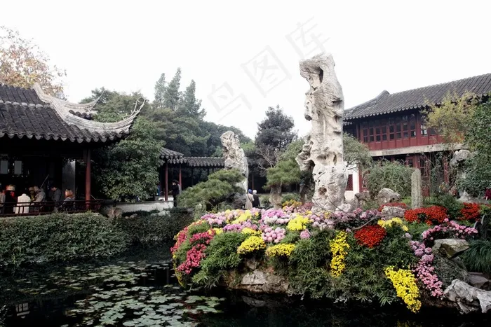 园林内古建筑前花圃内的假石山