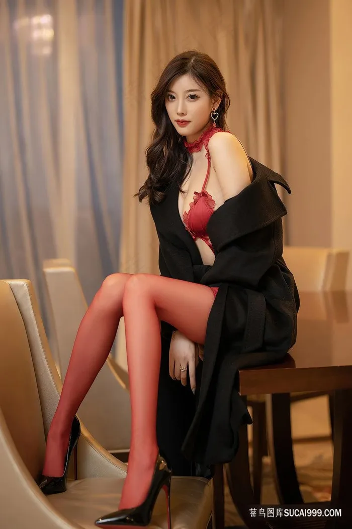坐在桌子上的情趣内衣美女车模图片杨晨晨大胆美女写真图片