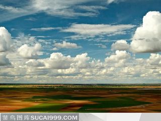 草原上云朵蓝天白云的自然风景图片素材