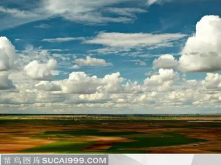 草原上云朵蓝天白云的自然风景图片素材