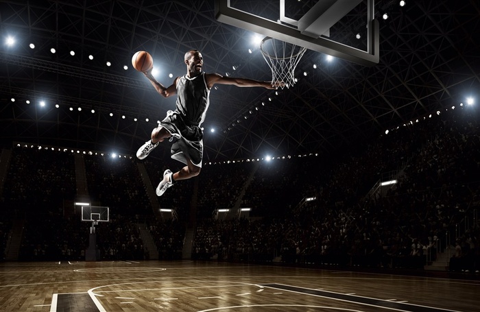 灯光下正在扣篮的nba球星
