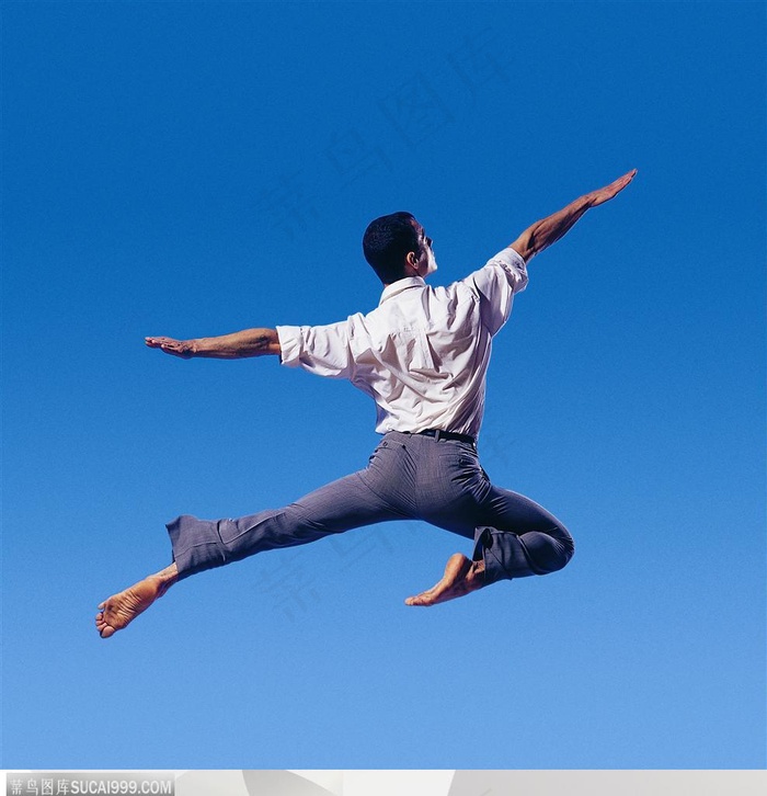 舞蹈动作-穿白衬衣做弓箭步跳跃在空中的外国男人
