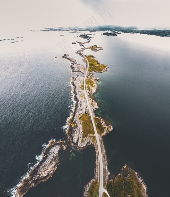 海岸滩涂蜿蜒公路图片