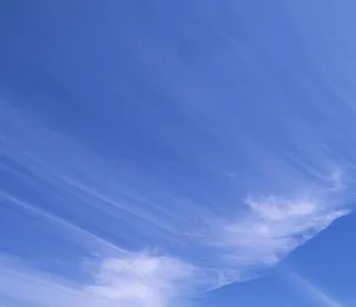 蓝天中的白云丝