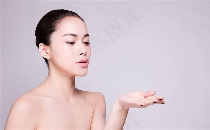 托起手掌心的清新盘发美女