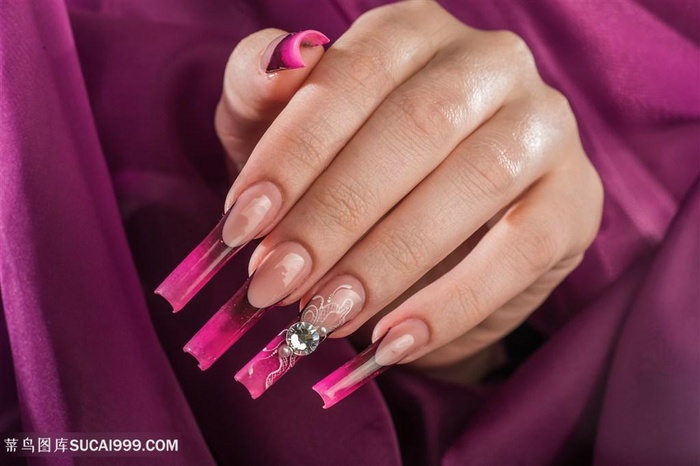 长长的夸张美甲图片