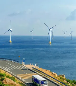 海边的公里和公交车以及大风车