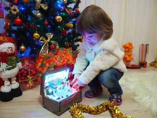 小女孩圣诞音乐盒图片