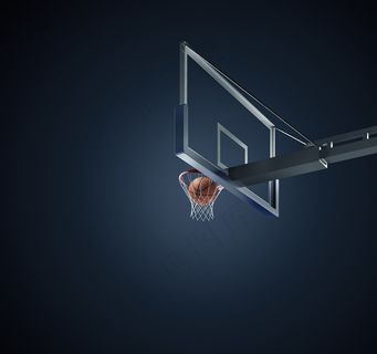 正中篮框的橘黄色篮球高清图片素材