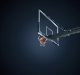 正中篮框的橘黄色篮球高清图片素材