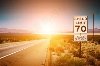 夕阳下的路牌跟马路