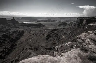 灰白色的峡谷风光