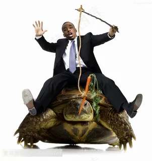 骑在乌龟背上的商务男人