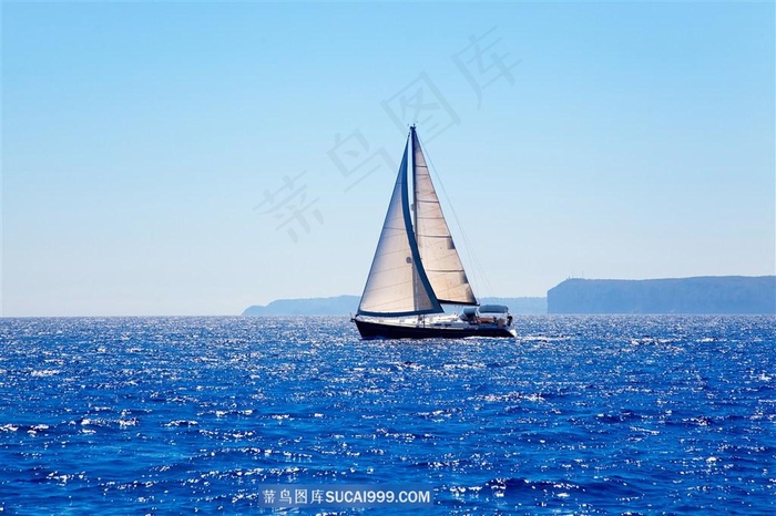 宽广的海面上的帆船海报设计