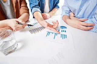 在一起讨论问题的人物高清摄影图片