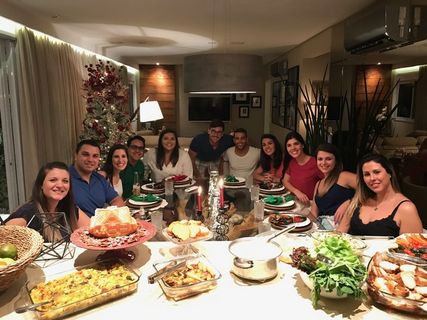 圣诞节室内人物新年夜晚进行晚餐的一家人大合照场景圣诞送礼物(72)