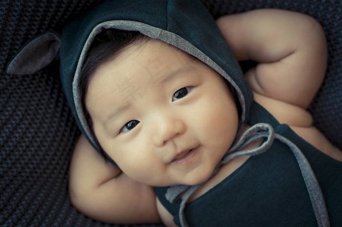 穿着黑色着装的可爱幼儿