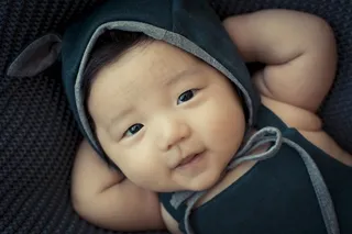 穿着黑色着装的可爱幼儿