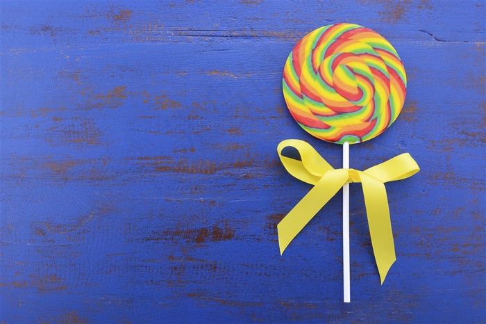 一根彩虹棒棒糖