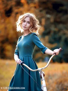 欧美清纯美女跟自行车合照摄影图片