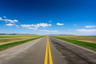 广阔平原中间的一条路，一条通向远方的空旷道路摄影图壁纸