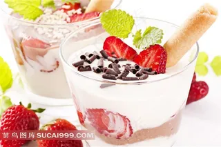 新鲜草莓巧克力酸奶和蛋卷高清图片