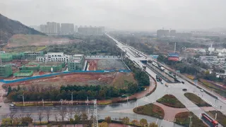 远眺城市道路雨后阴天