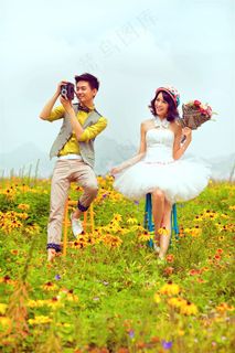 蓝天花海甜蜜恋人写真大图