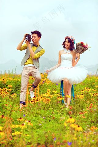 蓝天花海甜蜜恋人写真大图