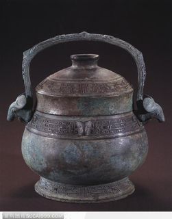 老鼠头拉环的青铜壶